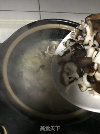 香菇银耳土鸡汤的做法步骤：3