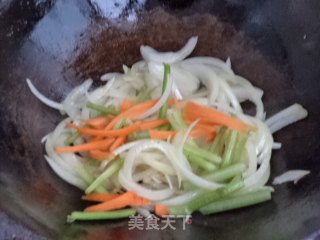 豆芽菜炒洋葱的做法步骤：5