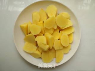 土豆炖肉的做法步骤：2