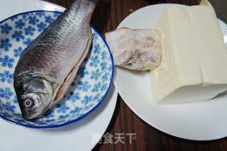 鲫鱼炖豆腐——补气补血又补钙的做法步骤：1
