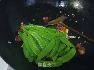 腊肠炒荷兰豆的做法步骤：8