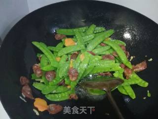腊肠炒荷兰豆的做法步骤：9