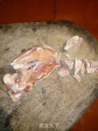 鸡架炖土豆红萝卜蘑菇豆腐的做法步骤：1