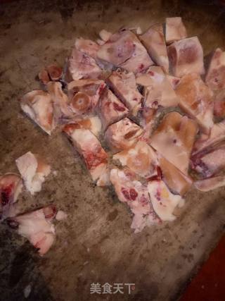 鸡架炖土豆红萝卜蘑菇豆腐的做法步骤：2