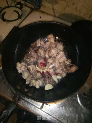 鸡架炖土豆红萝卜蘑菇豆腐的做法步骤：4