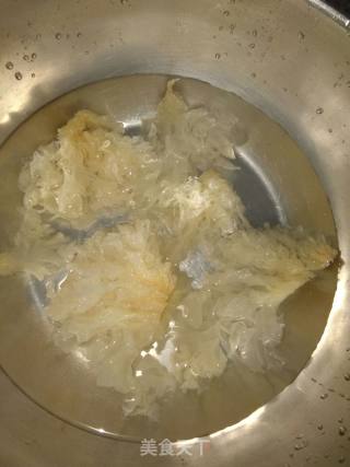 银耳雪梨甜汤的做法步骤：1