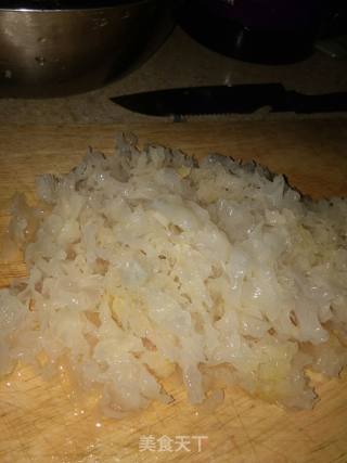 银耳雪梨甜汤的做法步骤：2