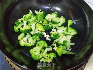 清炒西兰花的做法步骤：4