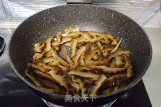 海参木耳烩芦笋的做法步骤：3