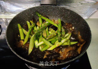 海参木耳烩芦笋的做法步骤：7