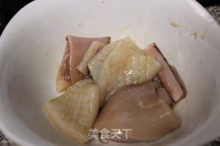酥炸鱿鱼的做法步骤：1