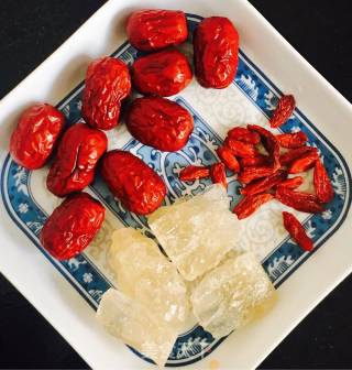 御寒美食之银耳雪梨羹的做法步骤：6
