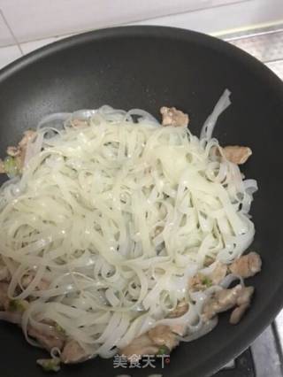 美味炒河粉的做法步骤：5