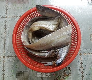 家常红烧带鱼的做法步骤：1