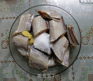 家常红烧带鱼的做法步骤：2