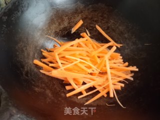 黄豆芽炒胡萝卜的做法步骤：3