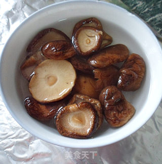 #快手懒人菜#香菇炒菠菜的做法步骤：2