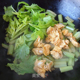 #快手懒人餐#鸡蛋炒芹菜的做法步骤：7
