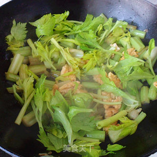 #快手懒人餐#鸡蛋炒芹菜的做法步骤：8