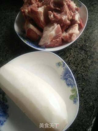 萝卜大骨汤的做法步骤：1