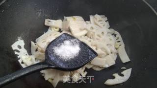 清炒莲菜的做法步骤：6