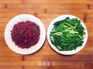 韭菜炒牛肉的做法步骤：1