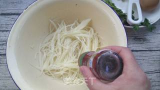 鸟巢鸡蛋饼的做法步骤：2
