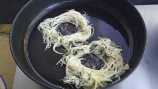 鸟巢鸡蛋饼的做法步骤：7