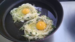 鸟巢鸡蛋饼的做法步骤：8