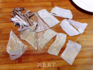 蚝油香葱爆鱿鱼的做法步骤：2