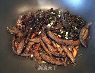 梅菜干炒泥鳅的做法步骤：5