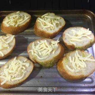 芝士烤虾法棒片的做法步骤：3