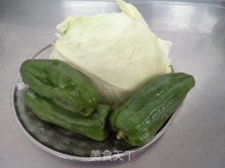圆白菜炒青椒的做法步骤：1