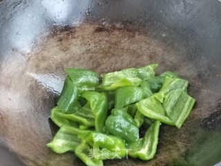 圆白菜炒青椒的做法步骤：4