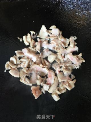 青椒炒生肠的做法步骤：1