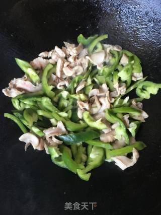青椒炒生肠的做法步骤：2