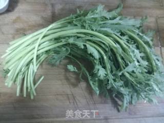 香菇茼蒿的做法步骤：1
