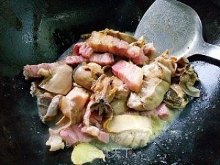 咸肉河蚌炖豆腐的做法步骤：3