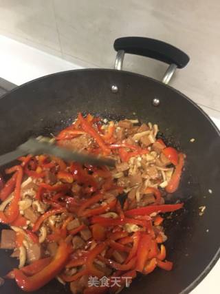 甜椒鱿鱼烩的做法步骤：9