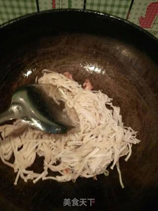五花肉炒金针菇的做法步骤：7