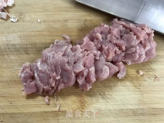 木耳炒肉片的做法步骤：2
