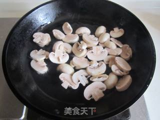 口蘑炒花生芽的做法步骤：2