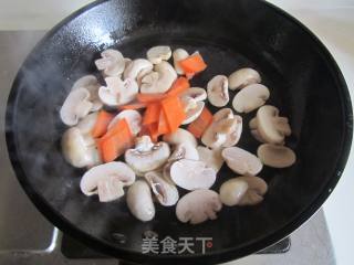 口蘑炒花生芽的做法步骤：3