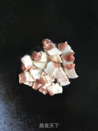 五花肉焖大蒜的做法步骤：1