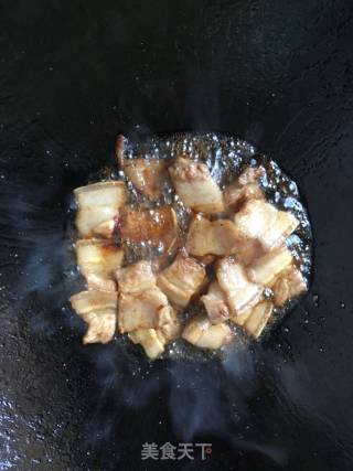 五花肉焖大蒜的做法步骤：2