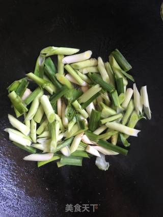 五花肉焖大蒜的做法步骤：3