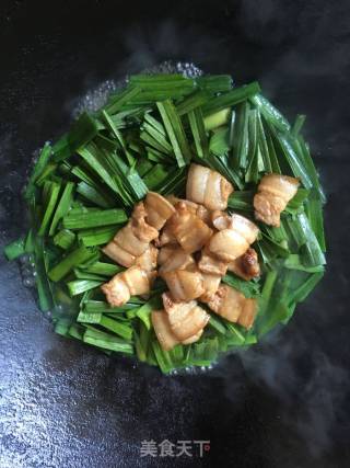 五花肉焖大蒜的做法步骤：4