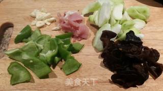 丝瓜蚝油木耳的做法步骤：1
