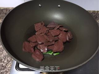 青椒炒猪血的做法步骤：4