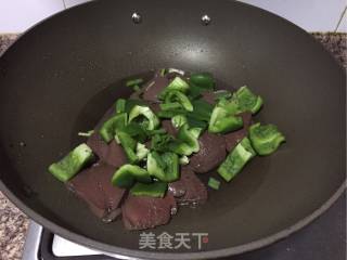 青椒炒猪血的做法步骤：5